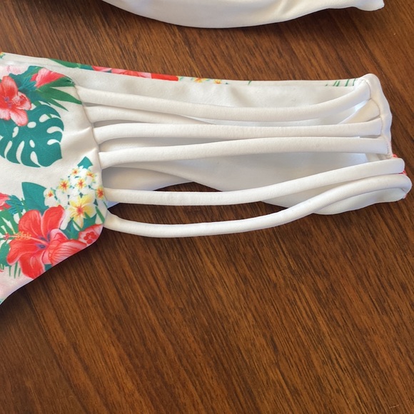 Gorgeous brand new floral bikini - Picture 2 of 4